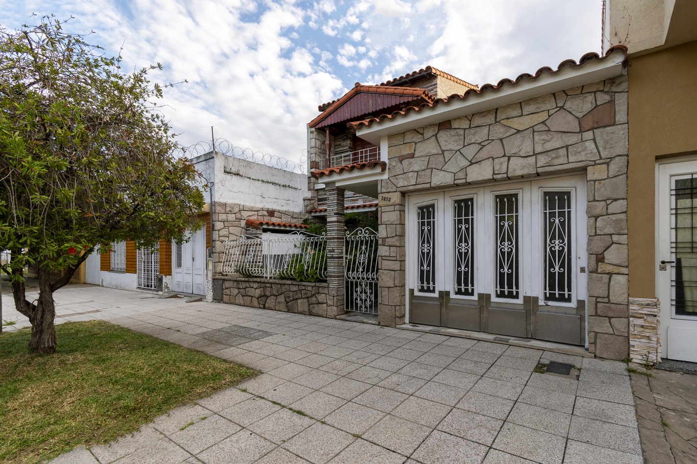 VENTA: Hermoso Chalet de 5 ambientes con Patio-Terraza- Cochera