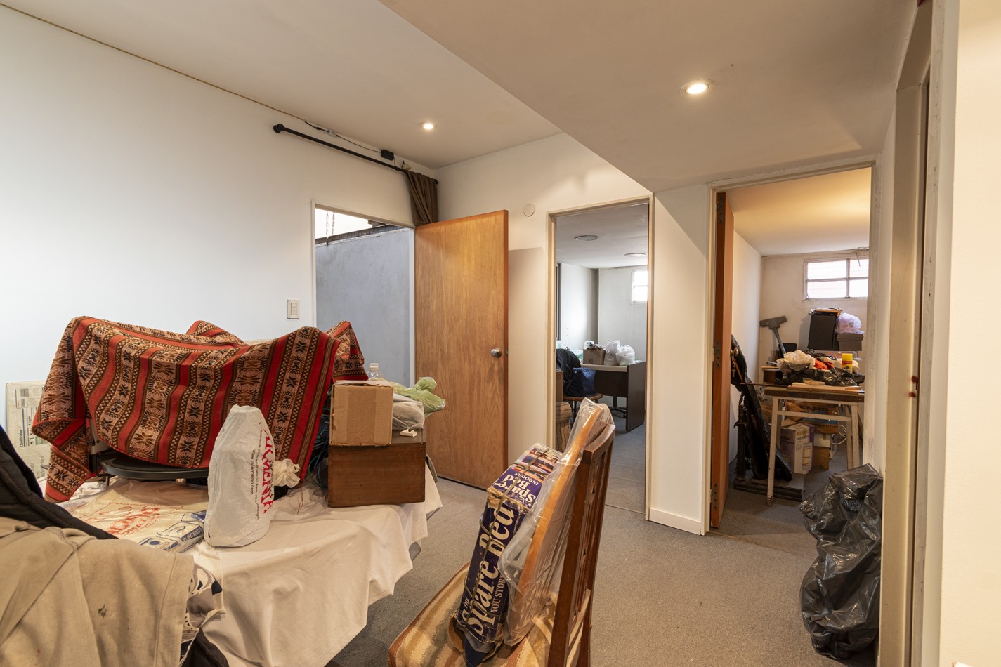 VENTA: Deposito c/oficina y Local -De la Serna al 100- Zona estrategica a 100mts de Av Hipolito Yrigoyen 