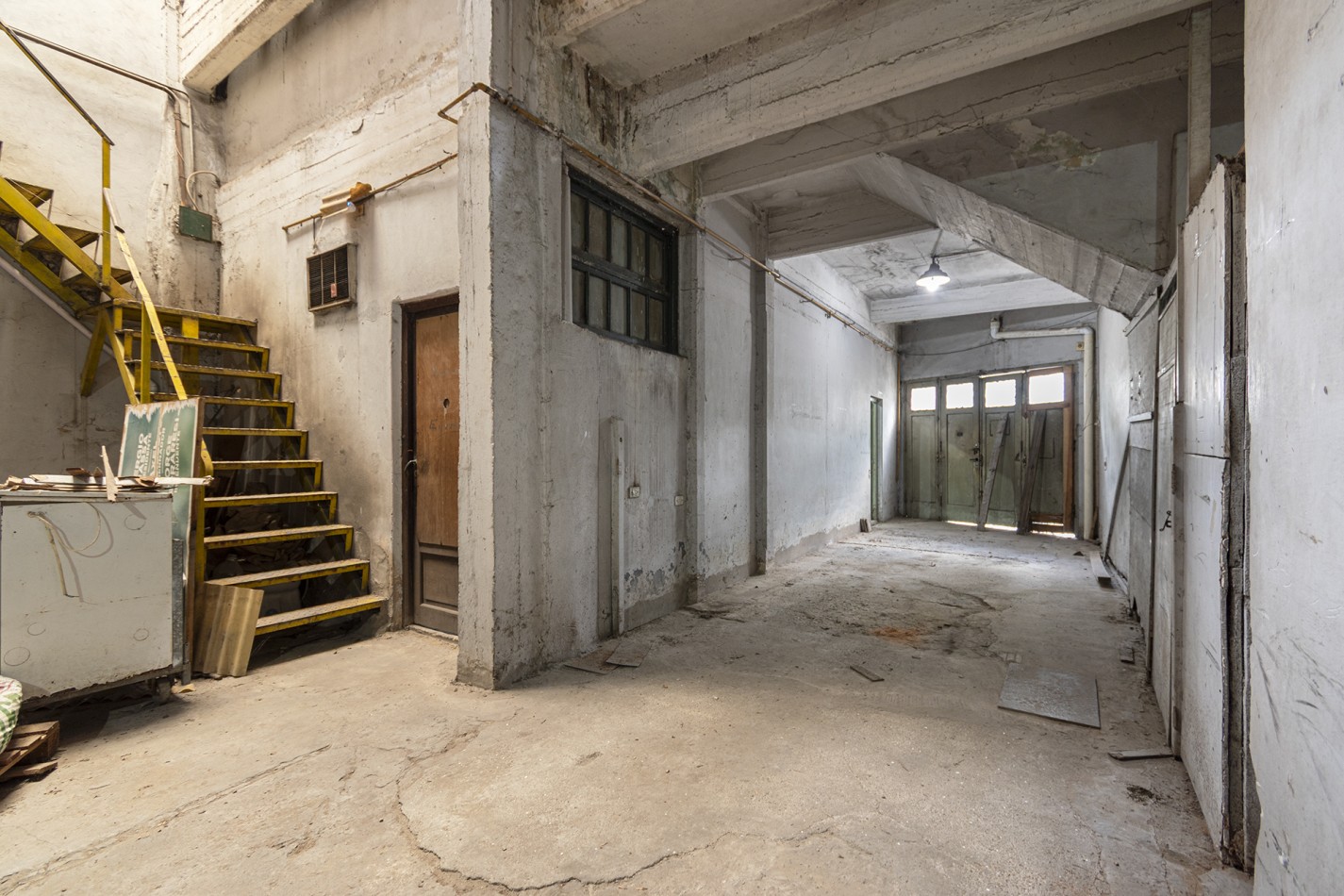 VENTA: Deposito c/oficina y Local -De la Serna al 100- Zona estrategica a 100mts de Av Hipolito Yrigoyen 