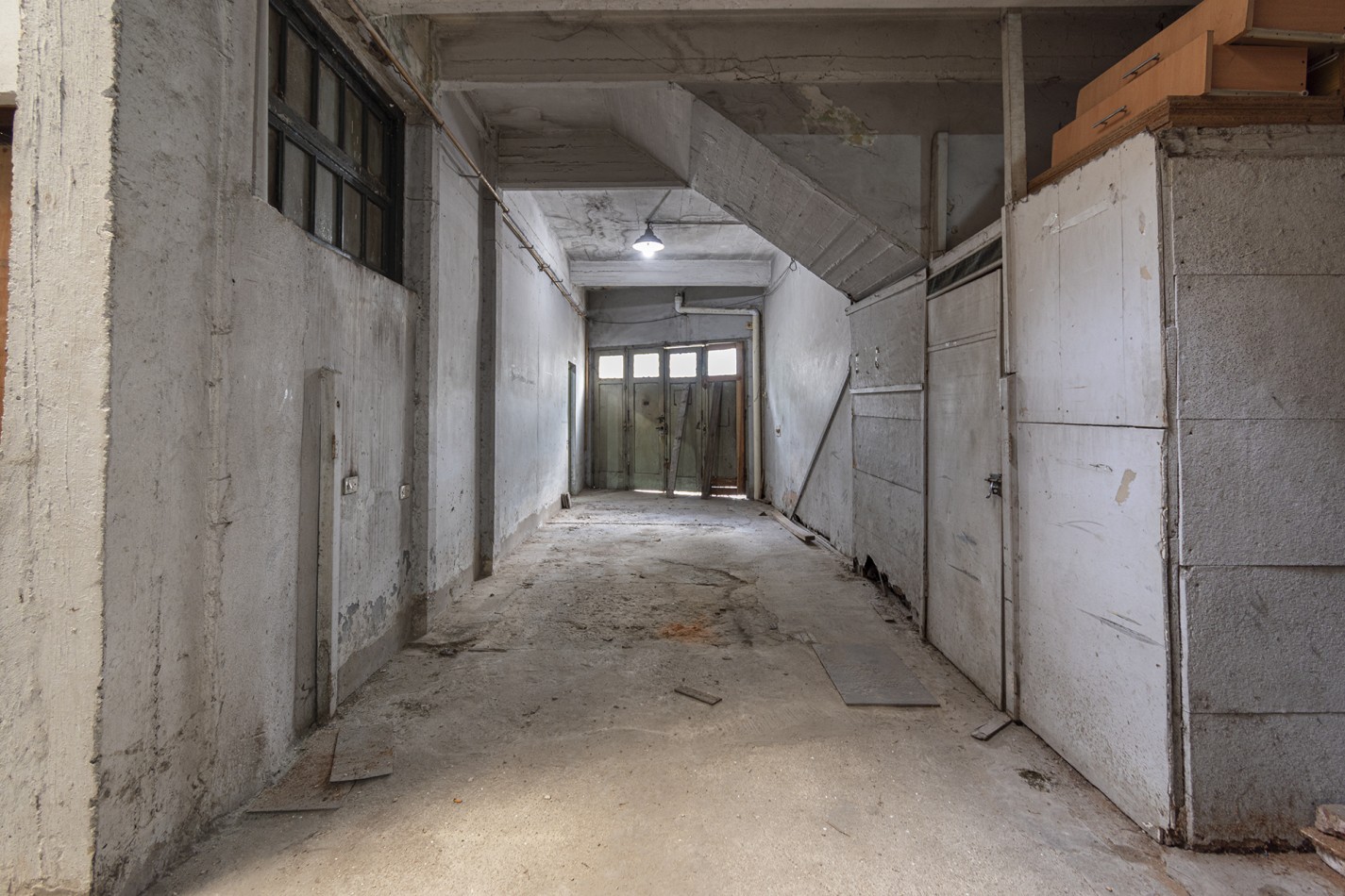 VENTA: Deposito c/oficina y Local -De la Serna al 100- Zona estrategica a 100mts de Av Hipolito Yrigoyen 