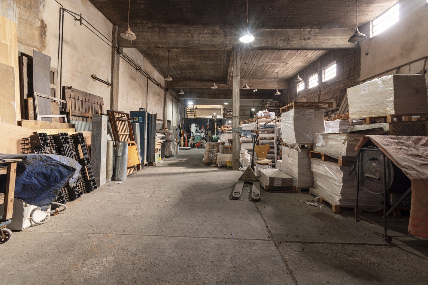 VENTA: Deposito c/oficina y Local -De la Serna al 100- Zona estrategica a 100mts de Av Hipolito Yrigoyen 