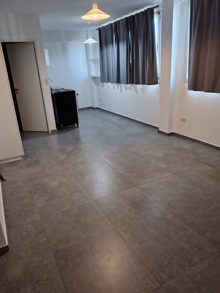 ALQUILER | MONOAMBIENTE LUMINOSO EN PISO ALTO 