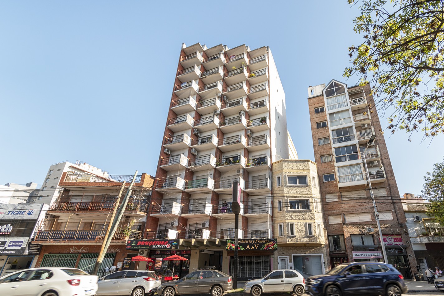 ALQUILER - DEPARTAMENTO 3 AMB FRENTE  ESTACION DE WILDE