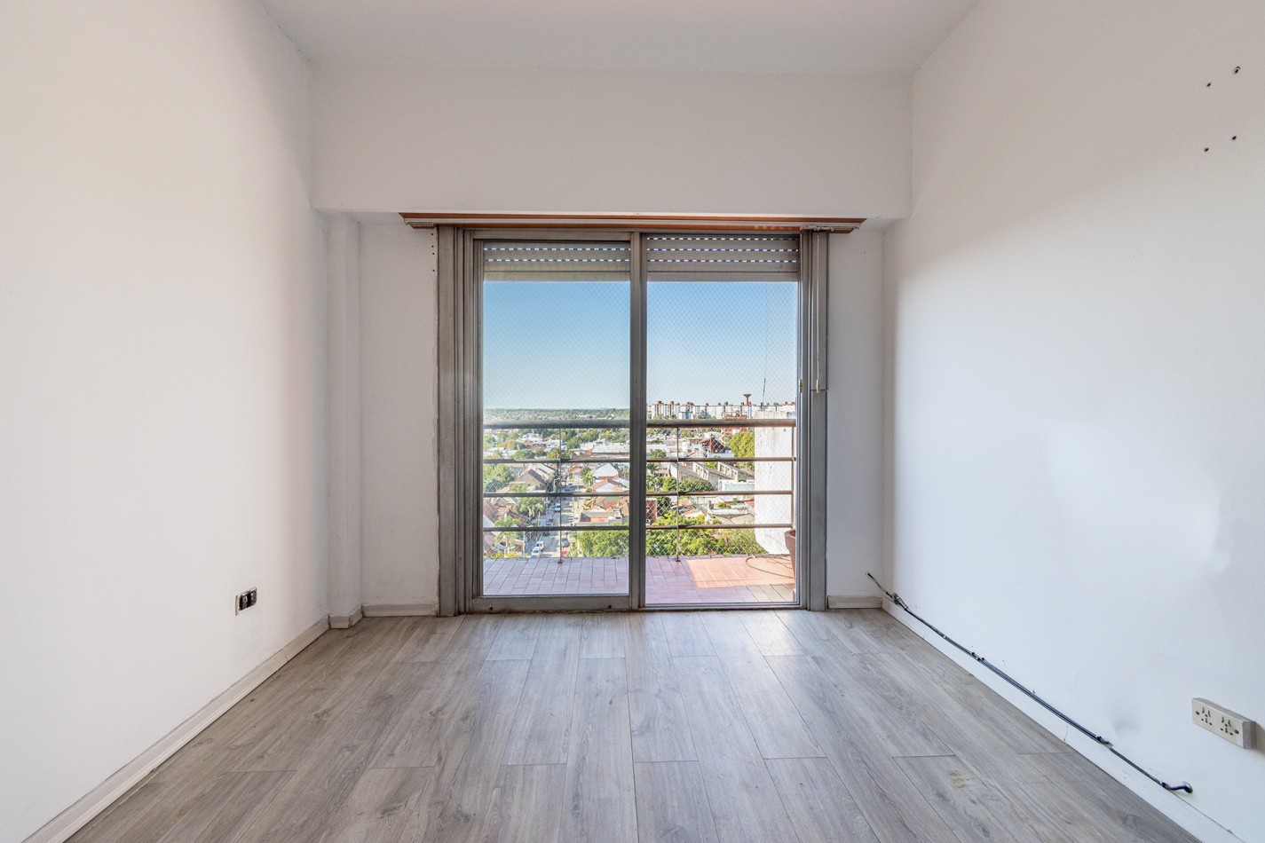 ALQUILER - DEPARTAMENTO 3 AMB FRENTE  ESTACION DE WILDE