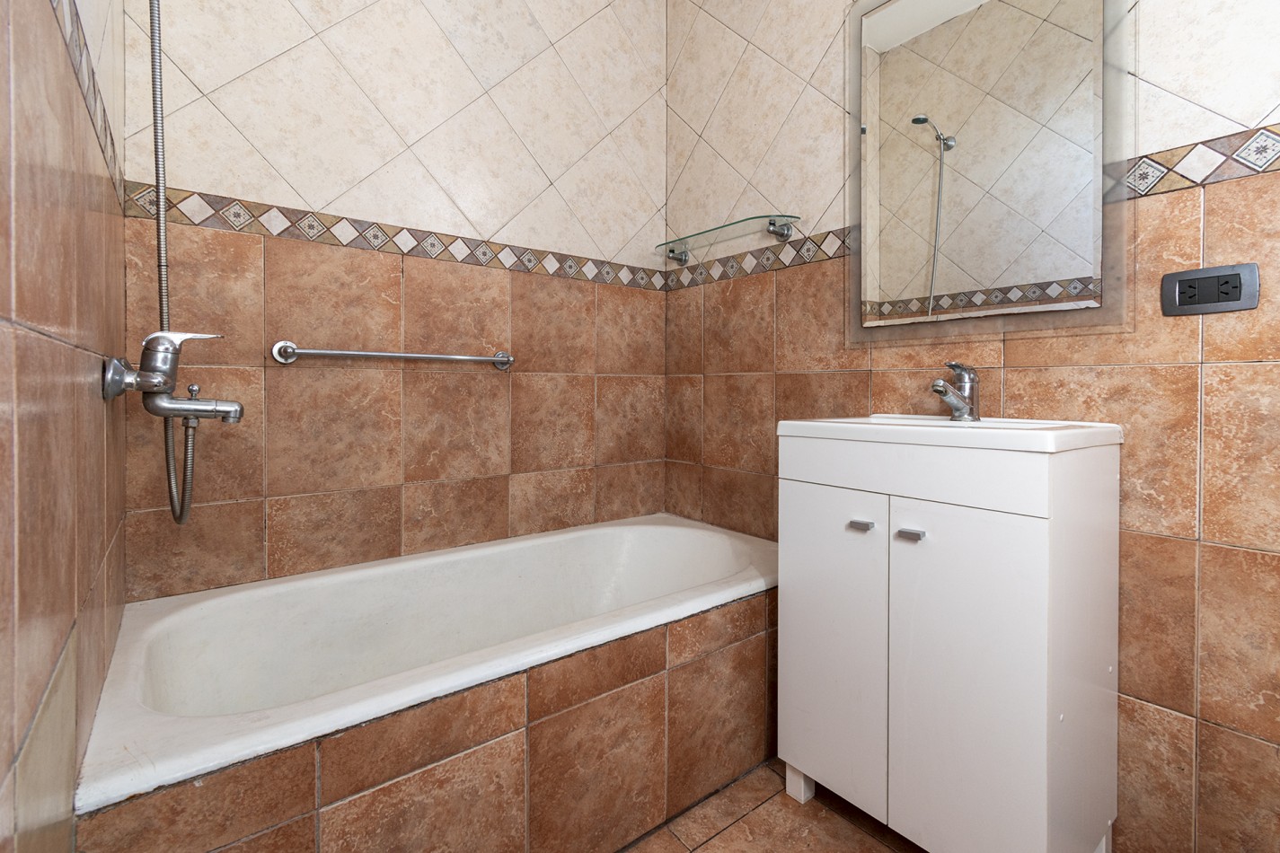 ALQUILER - DEPARTAMENTO 3 AMB FRENTE  ESTACION DE WILDE