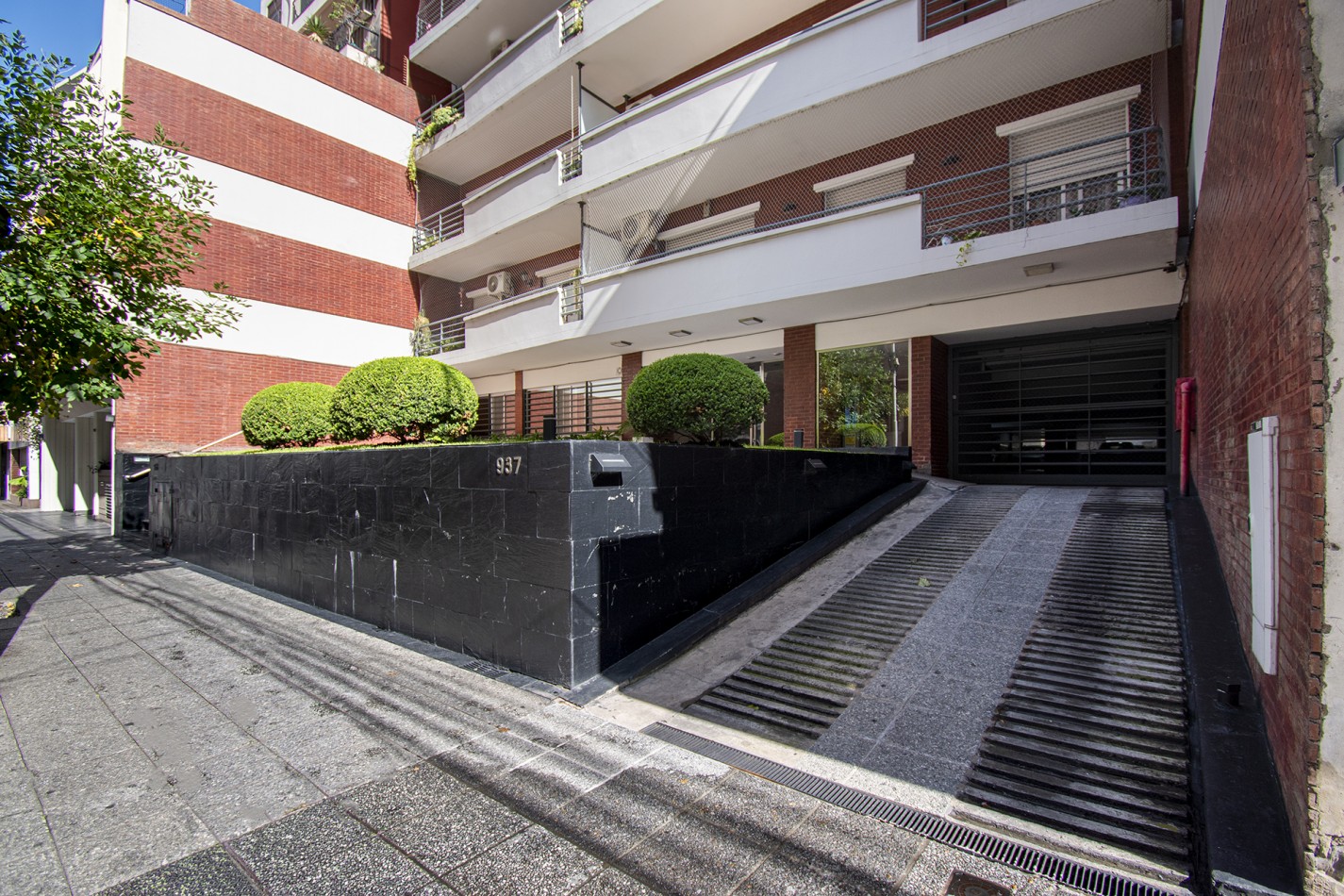 VENTA: DEPARTAMENTO 4 AMB- SEMIPISO C/COCHERA AL FRENTE