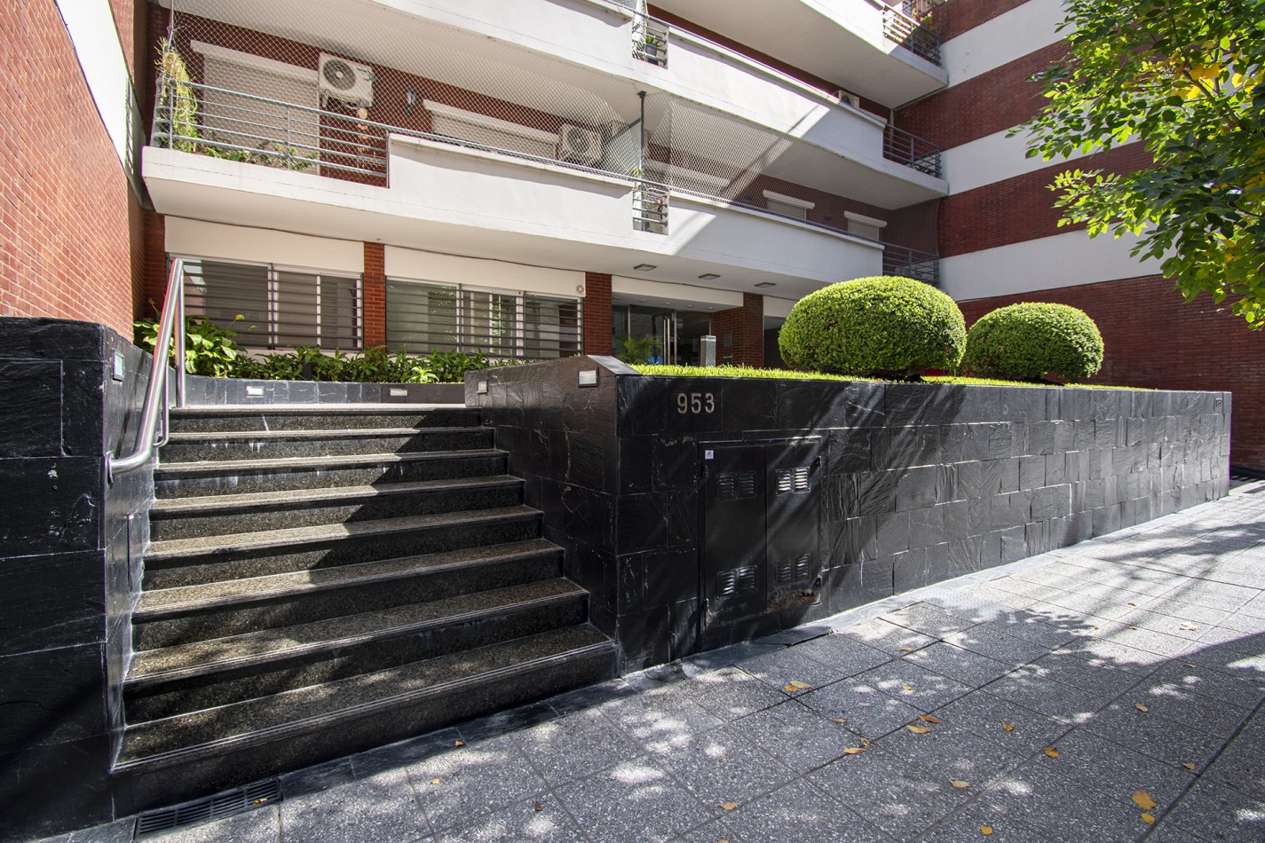 VENTA: DEPARTAMENTO 4 AMB- SEMIPISO C/COCHERA AL FRENTE