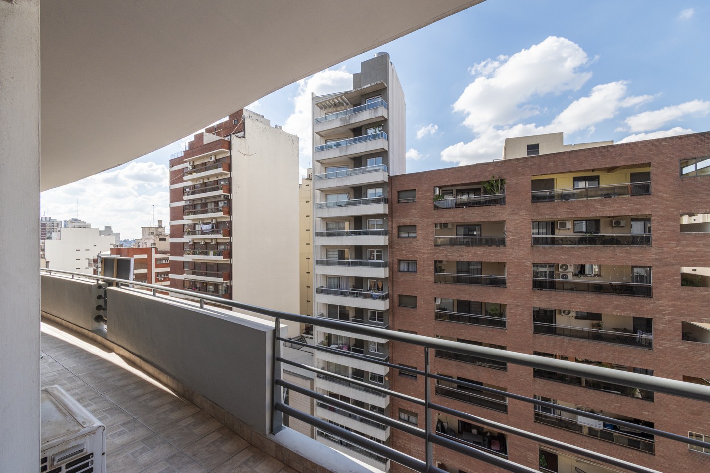 VENTA: DEPARTAMENTO 4 AMB- SEMIPISO C/COCHERA AL FRENTE