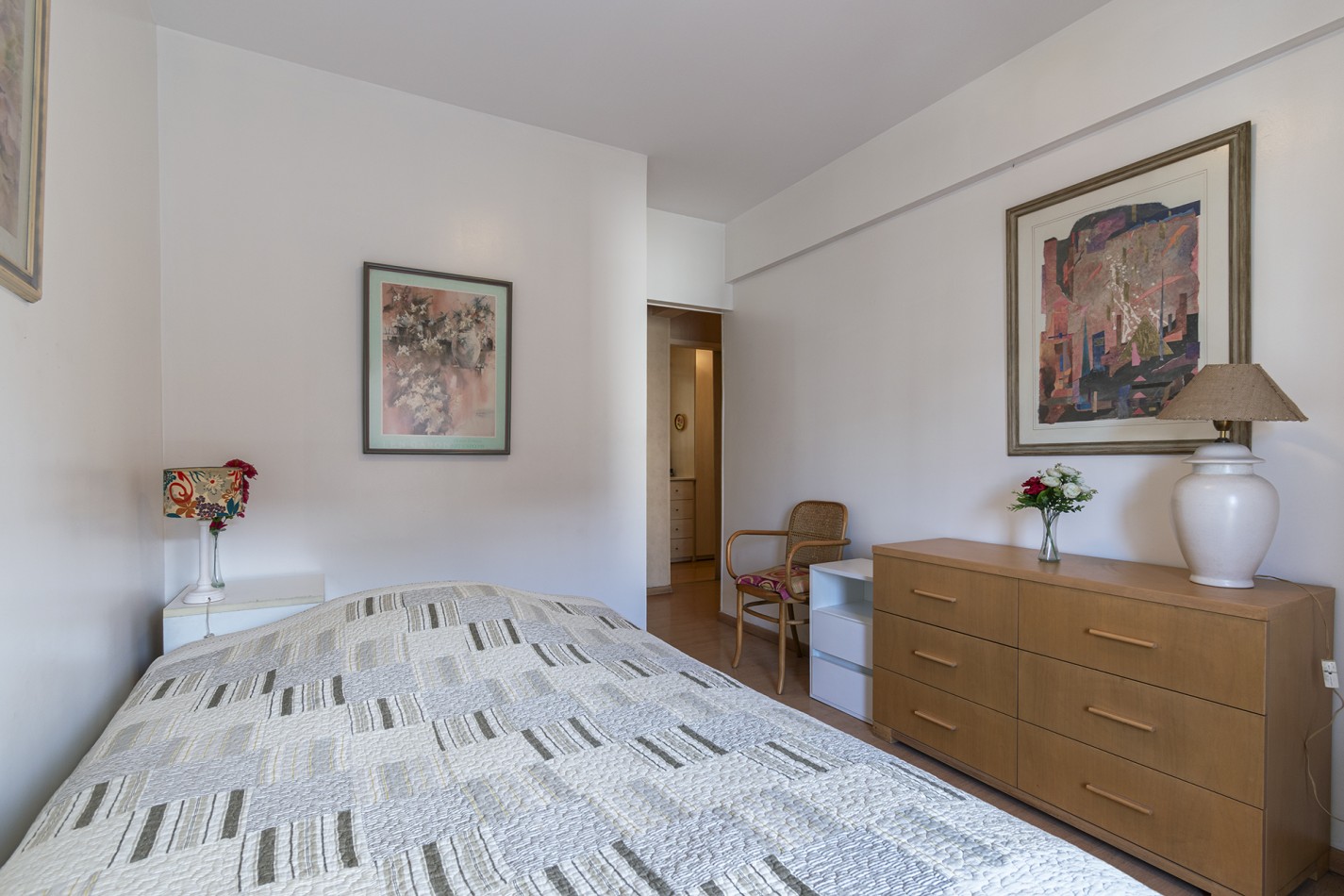 VENTA: DEPARTAMENTO 4 AMB- SEMIPISO C/COCHERA AL FRENTE