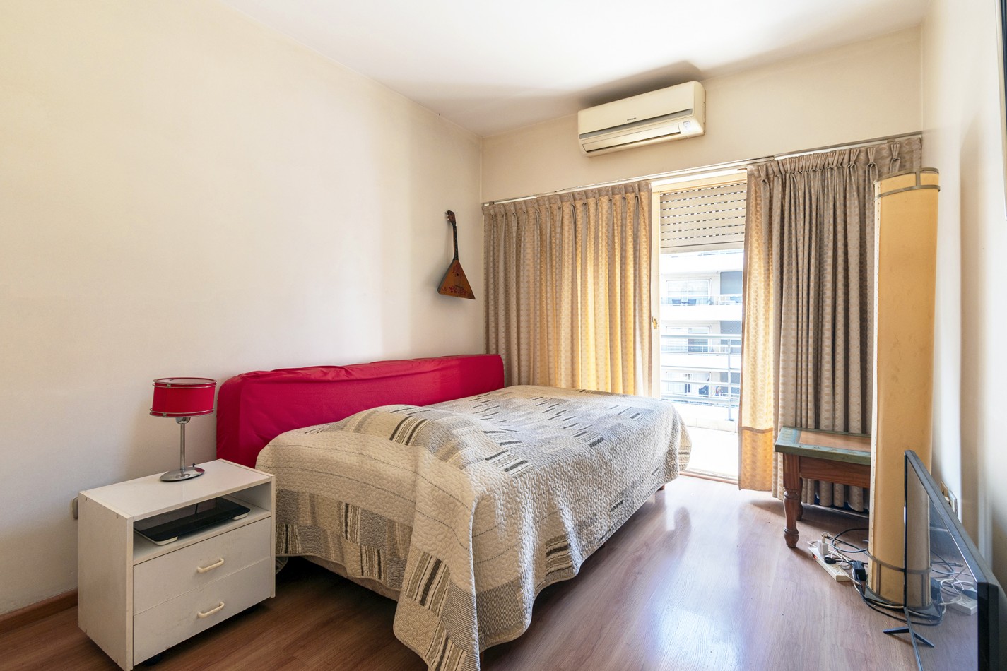 VENTA: DEPARTAMENTO 4 AMB- SEMIPISO C/COCHERA AL FRENTE