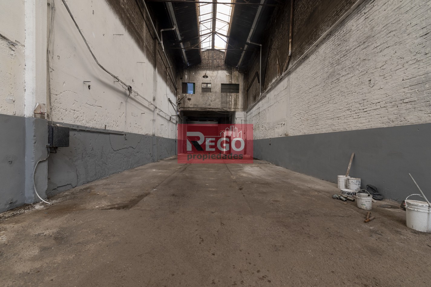 VENTA : EXCELENTE GALPON EN EL CORAZON DE SARANDI