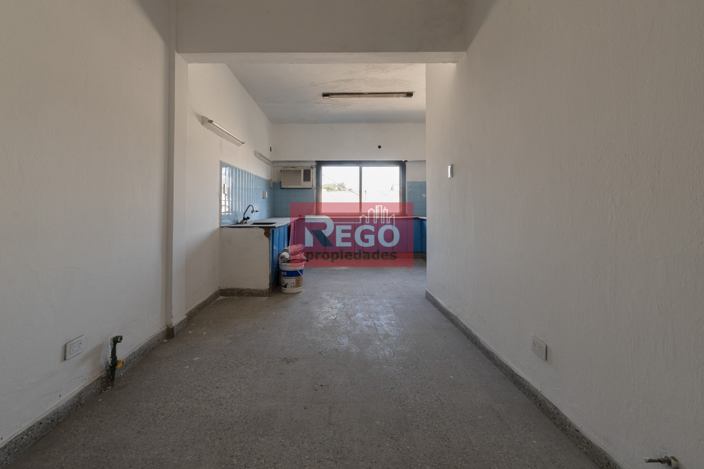 VENTA : EXCELENTE GALPON EN EL CORAZON DE SARANDI