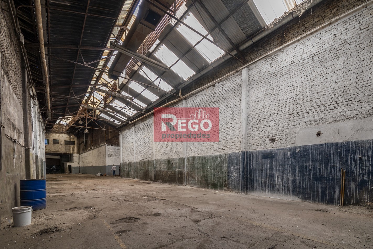 VENTA : EXCELENTE GALPON EN EL CORAZON DE SARANDI