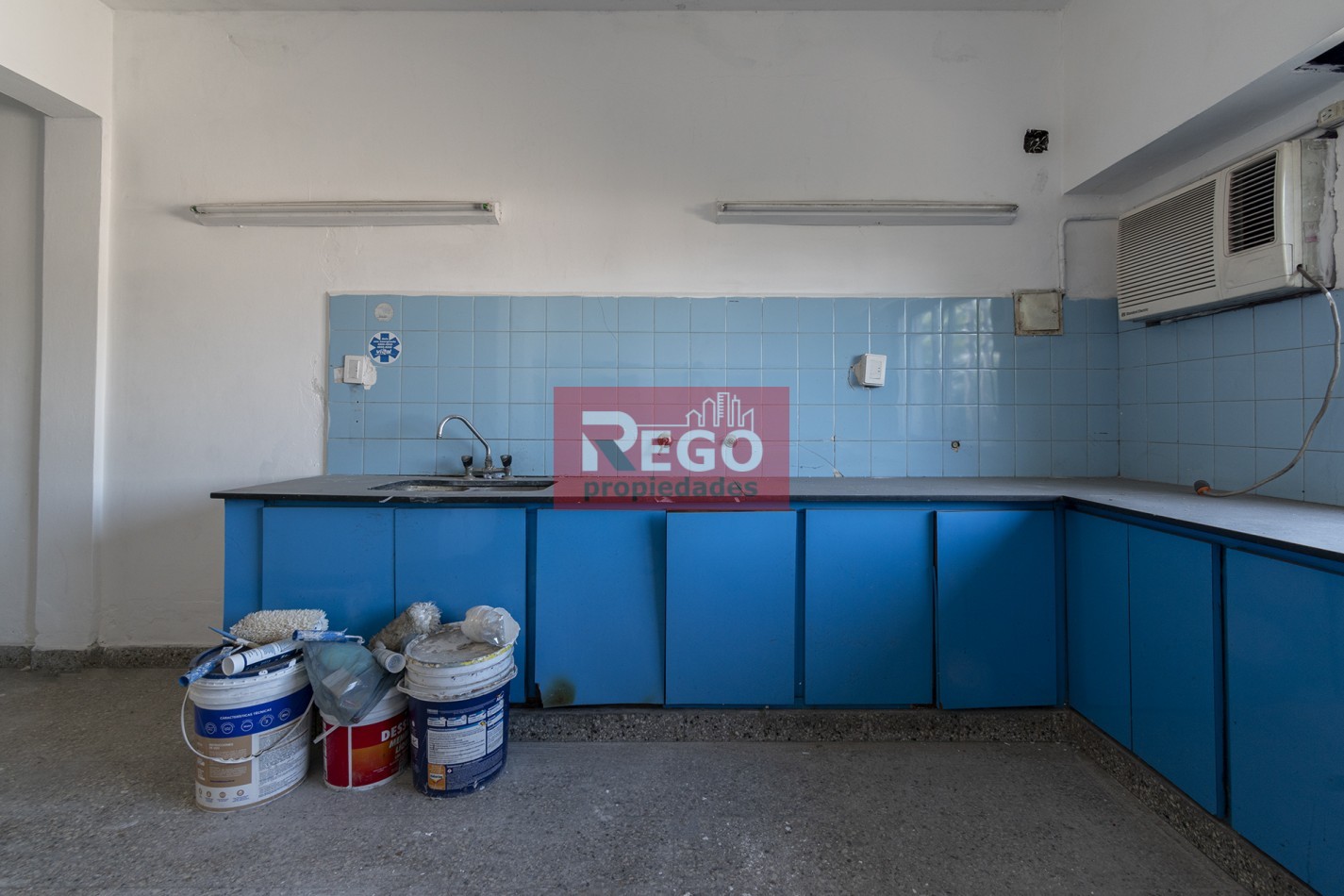 VENTA : EXCELENTE GALPON EN EL CORAZON DE SARANDI