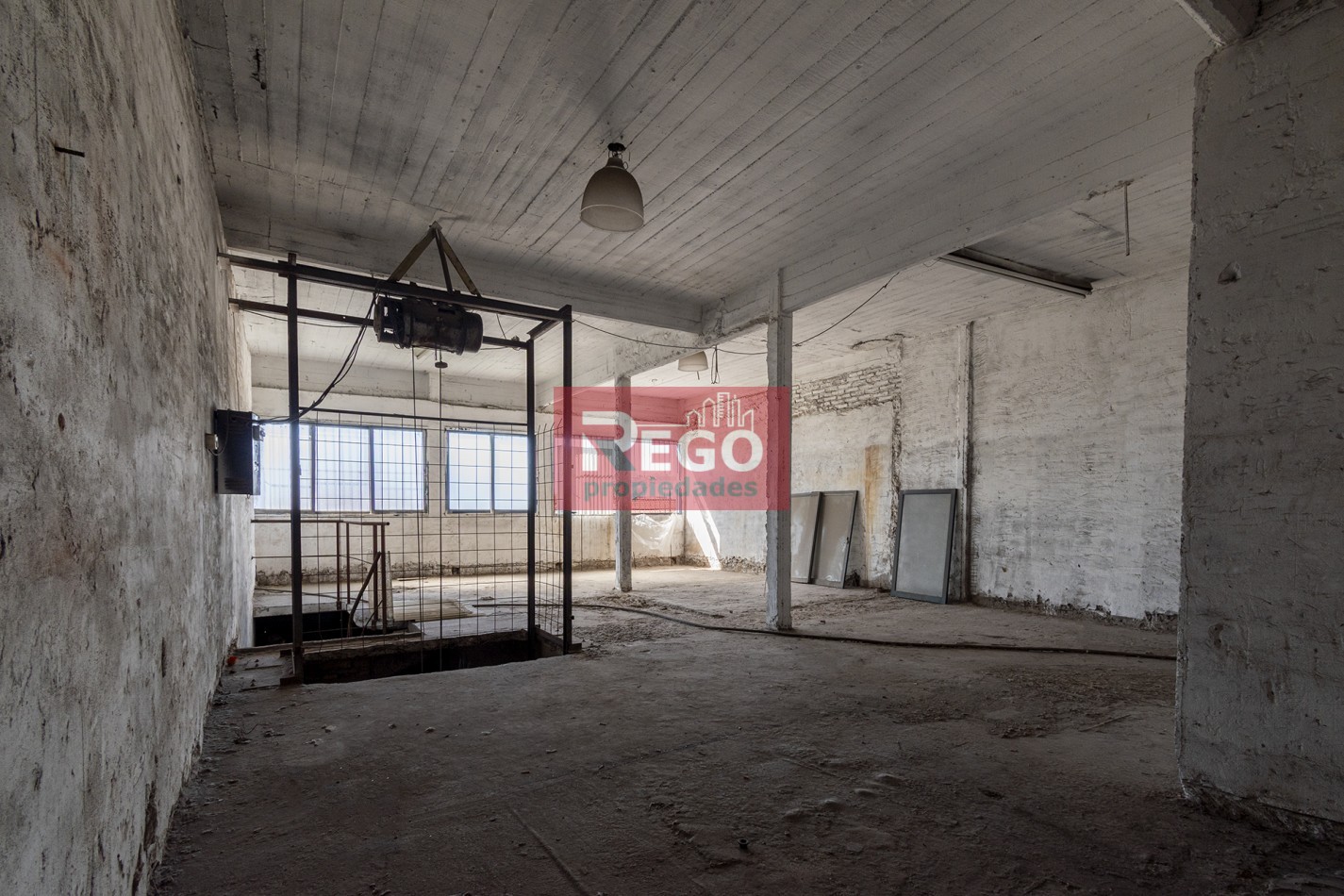 VENTA : EXCELENTE GALPON EN EL CORAZON DE SARANDI