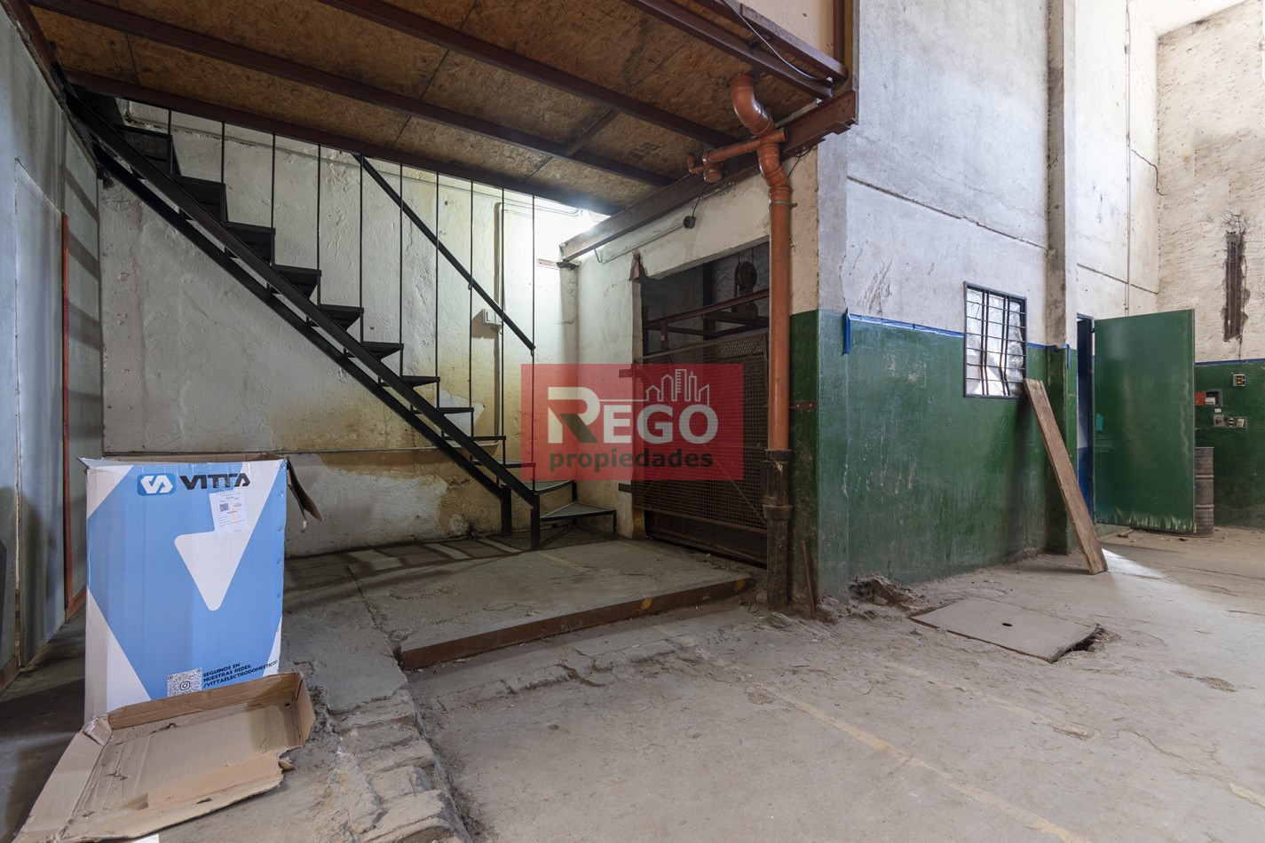 VENTA : EXCELENTE GALPON EN EL CORAZON DE SARANDI