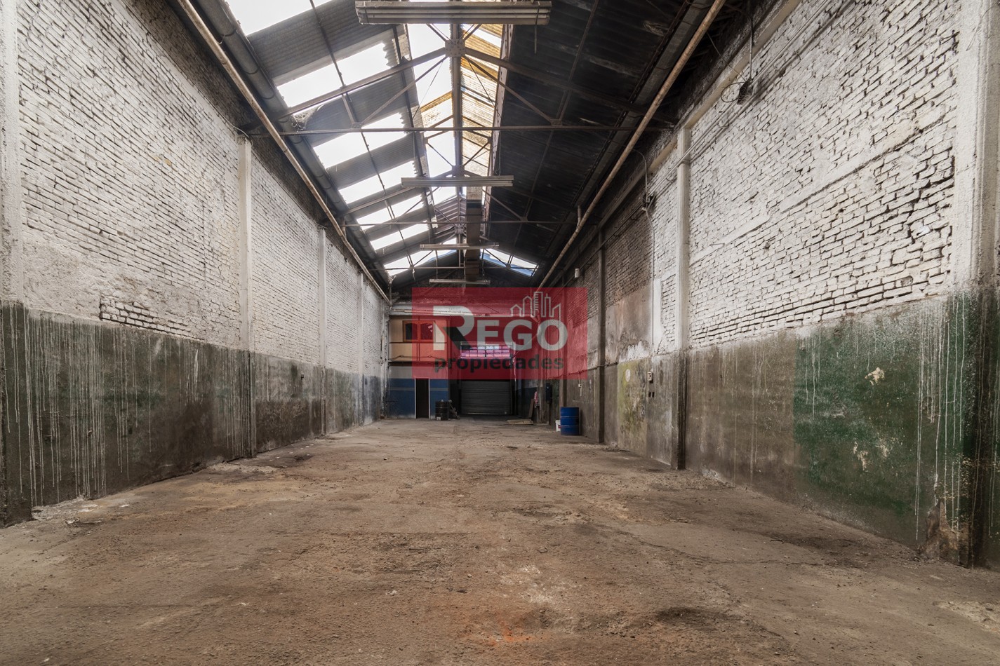 VENTA : EXCELENTE GALPON EN EL CORAZON DE SARANDI