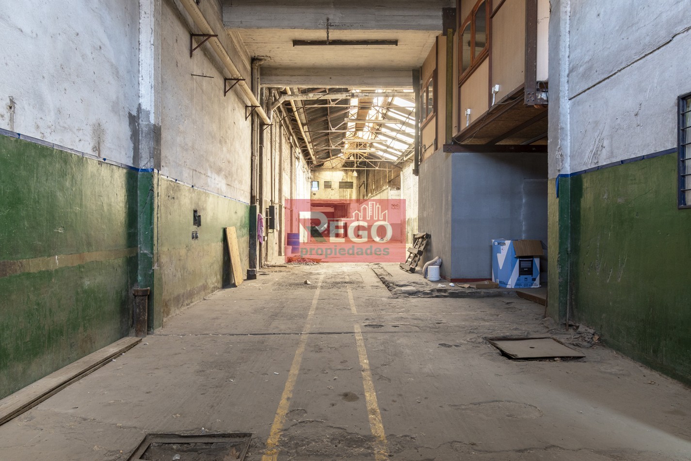 VENTA : EXCELENTE GALPON EN EL CORAZON DE SARANDI