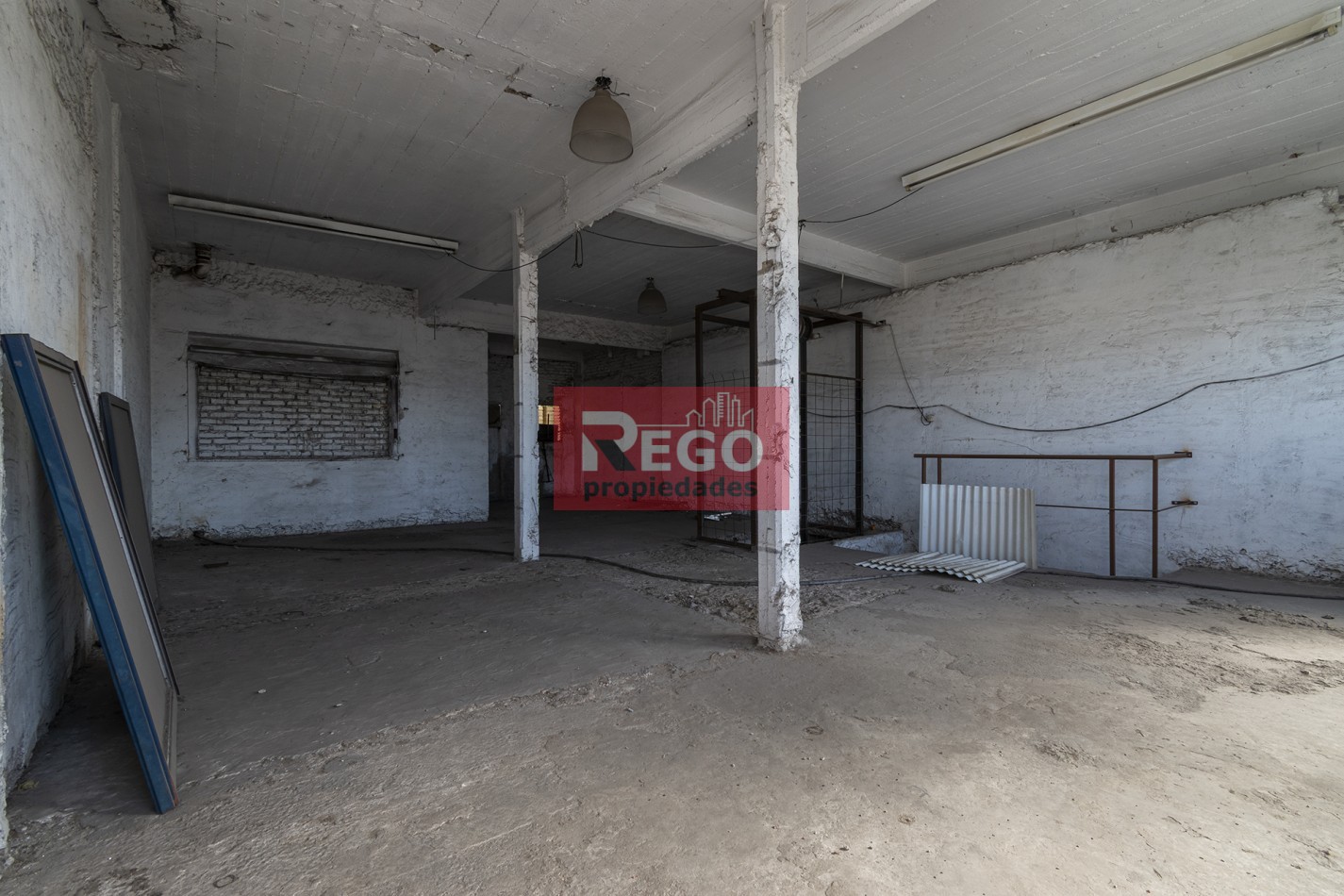 VENTA : EXCELENTE GALPON EN EL CORAZON DE SARANDI