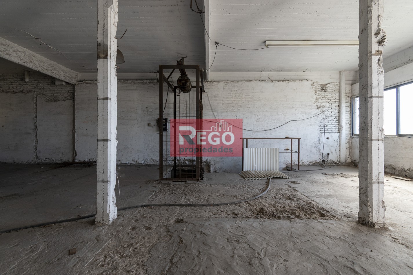 VENTA : EXCELENTE GALPON EN EL CORAZON DE SARANDI