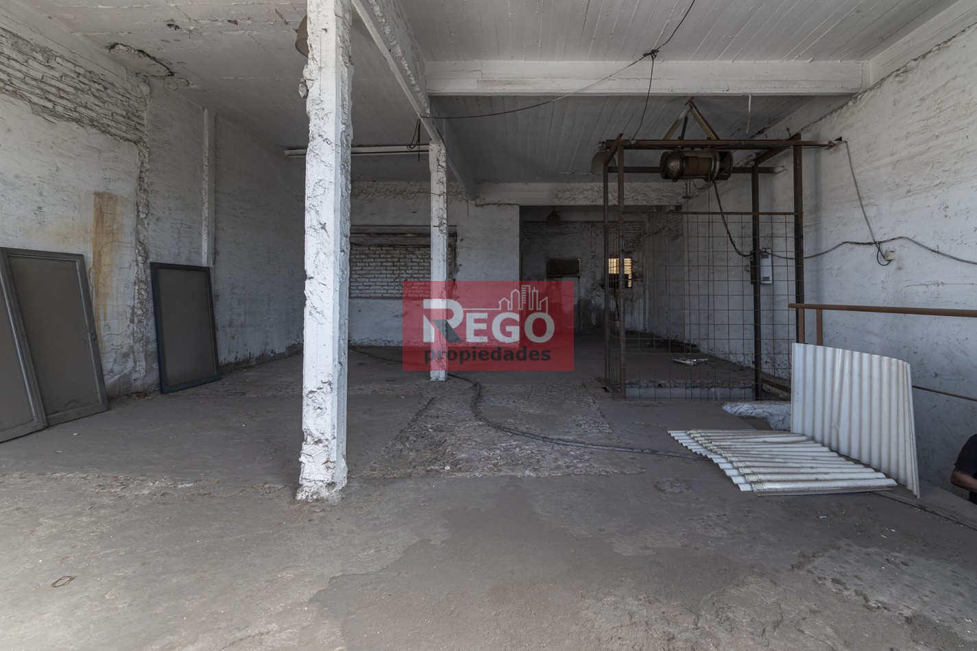 VENTA : EXCELENTE GALPON EN EL CORAZON DE SARANDI