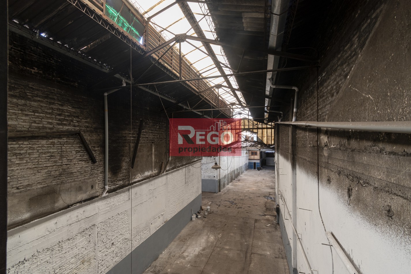 VENTA : EXCELENTE GALPON EN EL CORAZON DE SARANDI