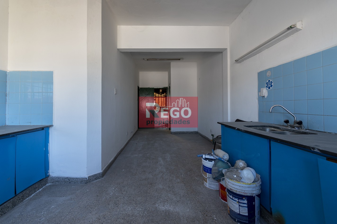 VENTA : EXCELENTE GALPON EN EL CORAZON DE SARANDI