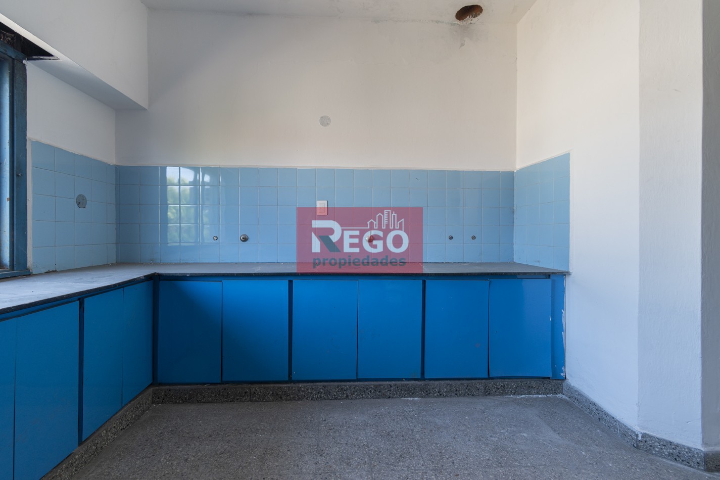 VENTA : EXCELENTE GALPON EN EL CORAZON DE SARANDI