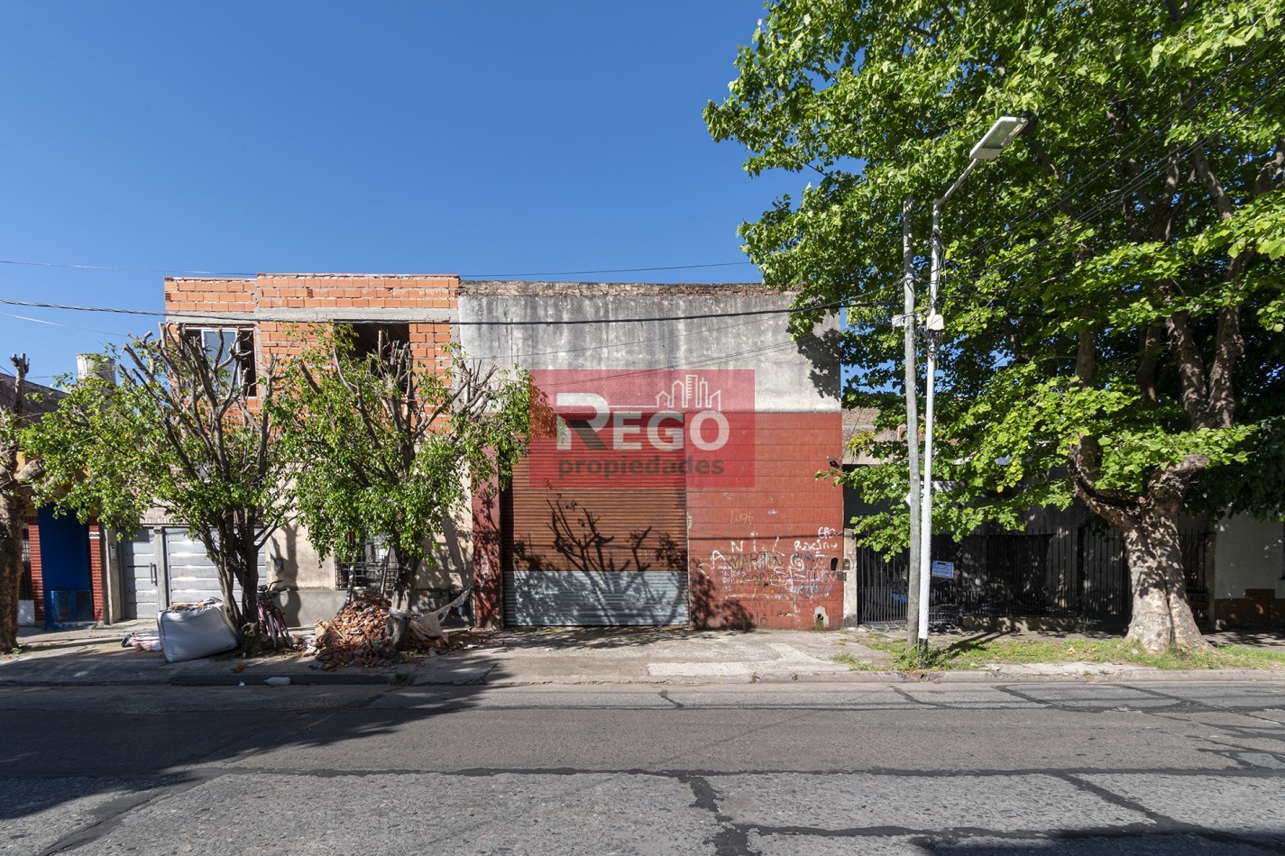 VENTA : EXCELENTE GALPON EN EL CORAZON DE SARANDI