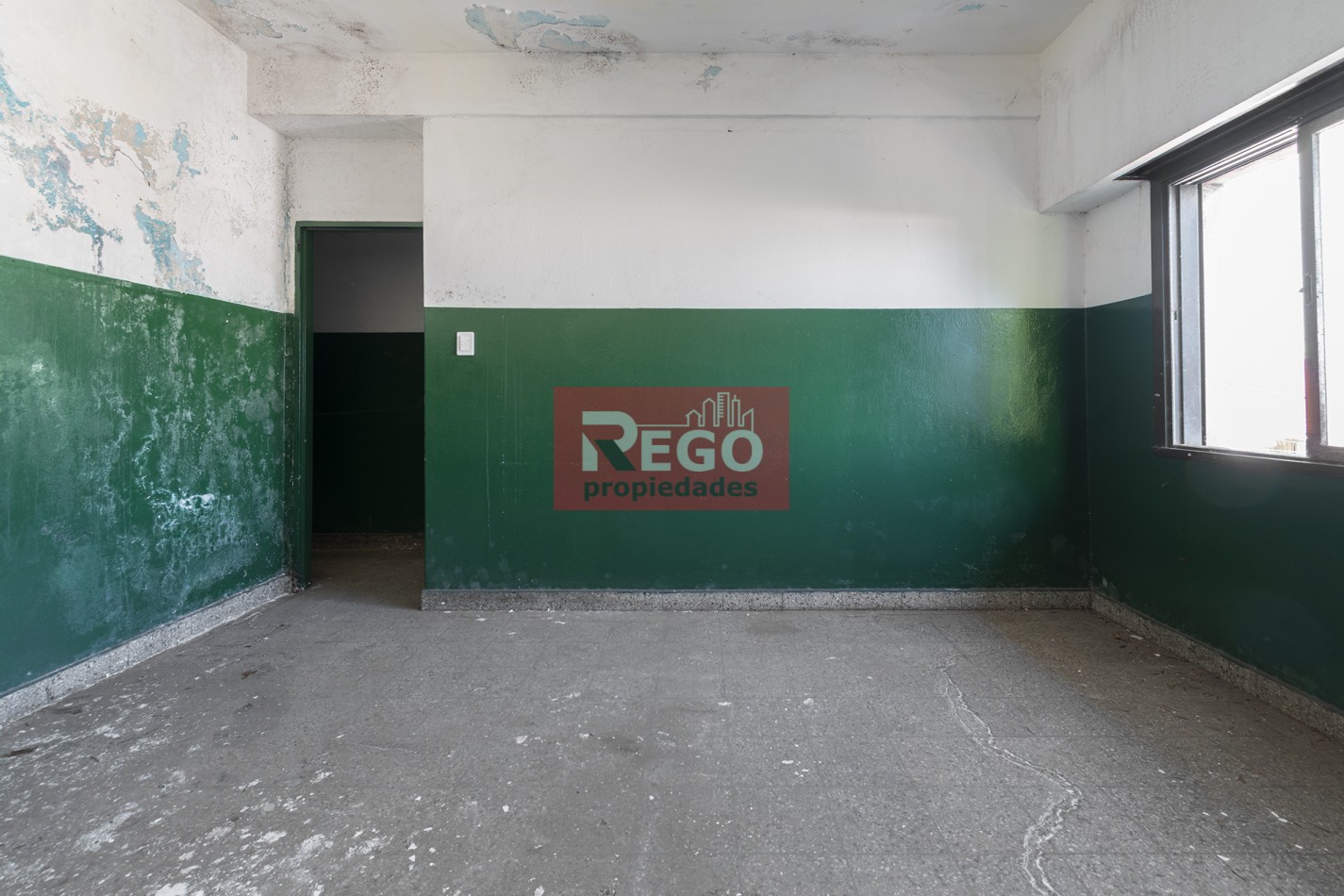 VENTA : EXCELENTE GALPON EN EL CORAZON DE SARANDI