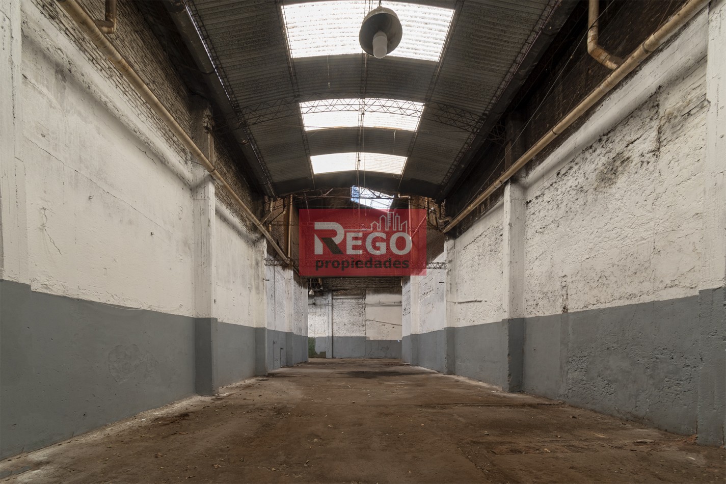 VENTA : EXCELENTE GALPON EN EL CORAZON DE SARANDI