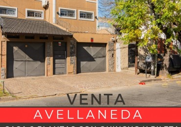 Casa de 2 plantas , 4 ambientes , 2 cocheras, quincho y pileta